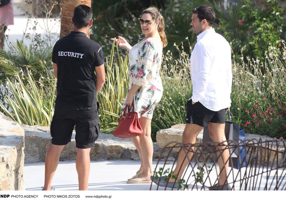 Η Κέλι Μπρουκ βολτάρει στη Μύκονο με τον Ιταλό αγαπημένο της [εικόνες] | iefimerida.gr 0