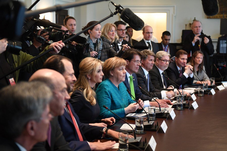 Το απίστευτο βλέμμα της Ανγκελα Μέρκελ όταν κάθισε δίπλα της η Ιβάνκα Τραμπ [εικόνες] | iefimerida.gr 5