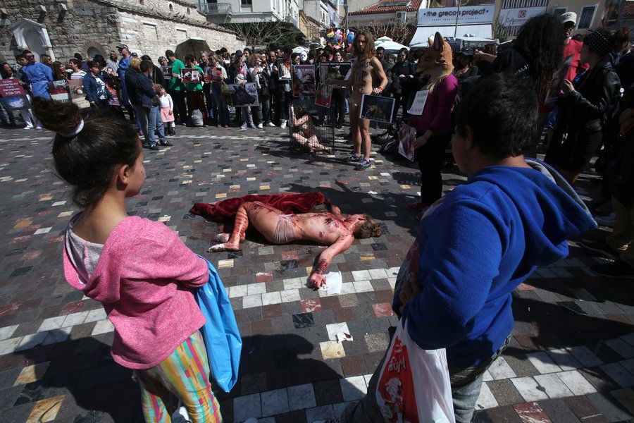 Ηχηρή διαμαρτυρία γυμνών φιλόζωων ακτιβιστών στο Μοναστηράκι [εικόνες] | iefimerida.gr 4
