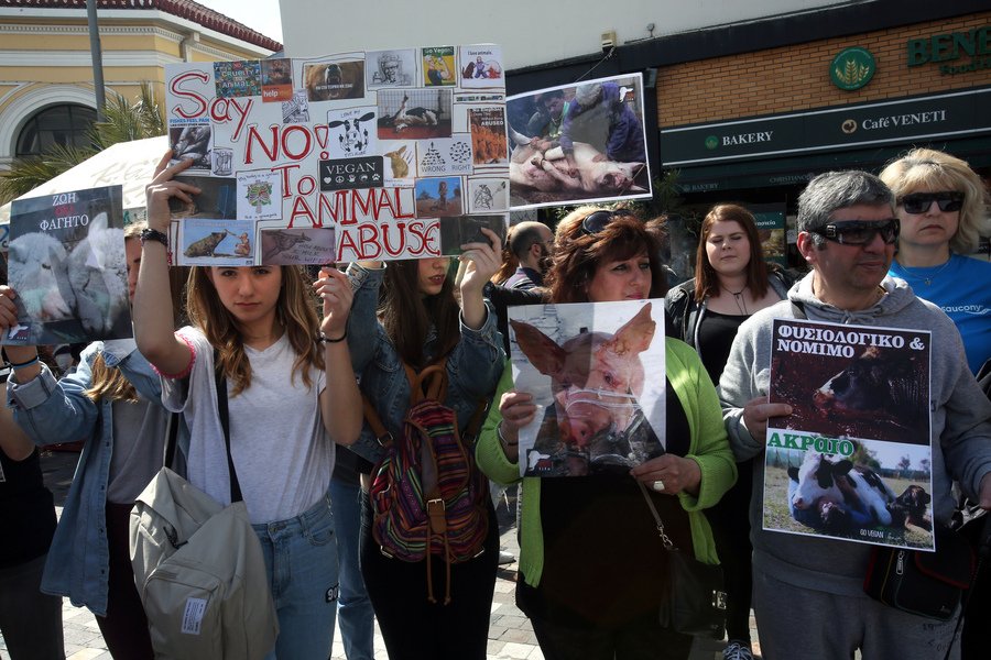 Ηχηρή διαμαρτυρία γυμνών φιλόζωων ακτιβιστών στο Μοναστηράκι [εικόνες] | iefimerida.gr 1