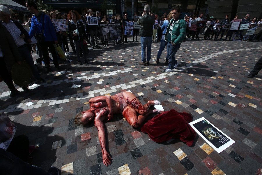 Ηχηρή διαμαρτυρία γυμνών φιλόζωων ακτιβιστών στο Μοναστηράκι [εικόνες] | iefimerida.gr 3