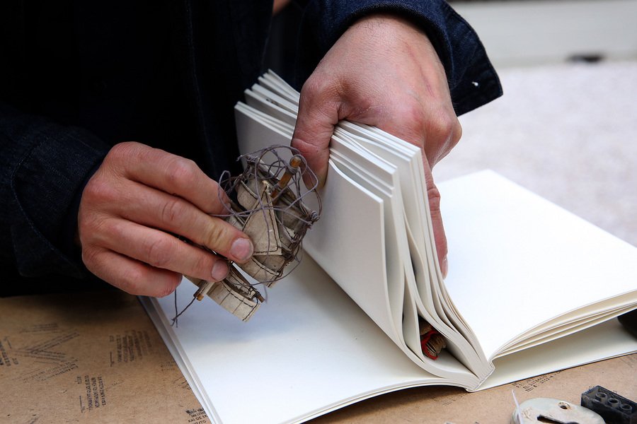 Βάζει σκουπίδια με πρέσα μέσα σε βιβλία και εντυπωσιάζει το κοινό της documenta [εικόνες & βίντεο] | iefimerida.gr 1