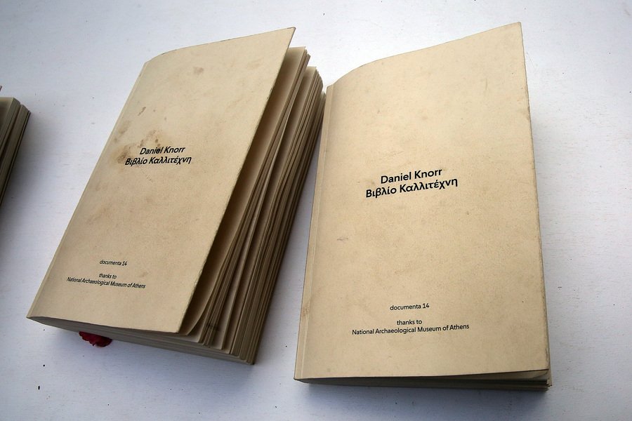 Βάζει σκουπίδια με πρέσα μέσα σε βιβλία και εντυπωσιάζει το κοινό της documenta [εικόνες & βίντεο] | iefimerida.gr 0