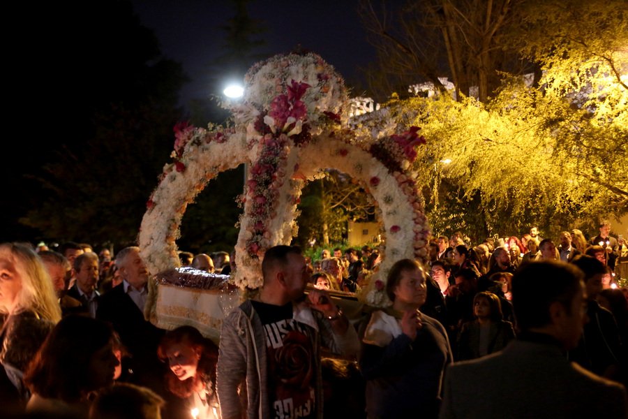 Με θρησκευτική κατάνυξη οι Αθηναίοι στην περιφορά των Επιταφίων [εικόνες] | iefimerida.gr 4