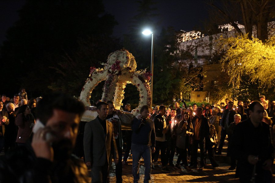 Με θρησκευτική κατάνυξη οι Αθηναίοι στην περιφορά των Επιταφίων [εικόνες] | iefimerida.gr 6