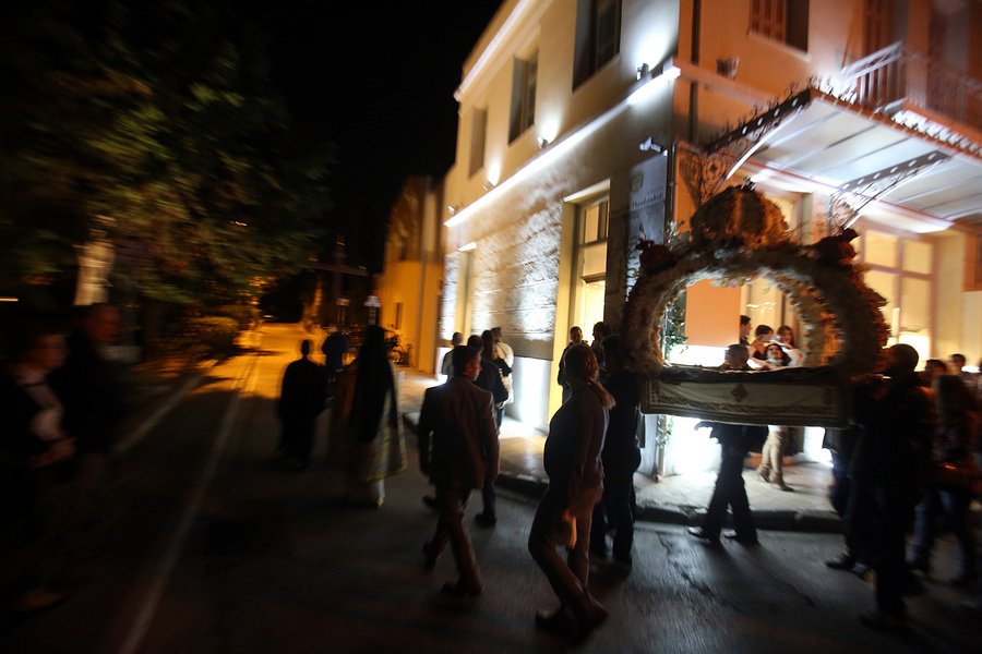 Με θρησκευτική κατάνυξη οι Αθηναίοι στην περιφορά των Επιταφίων [εικόνες] | iefimerida.gr 5