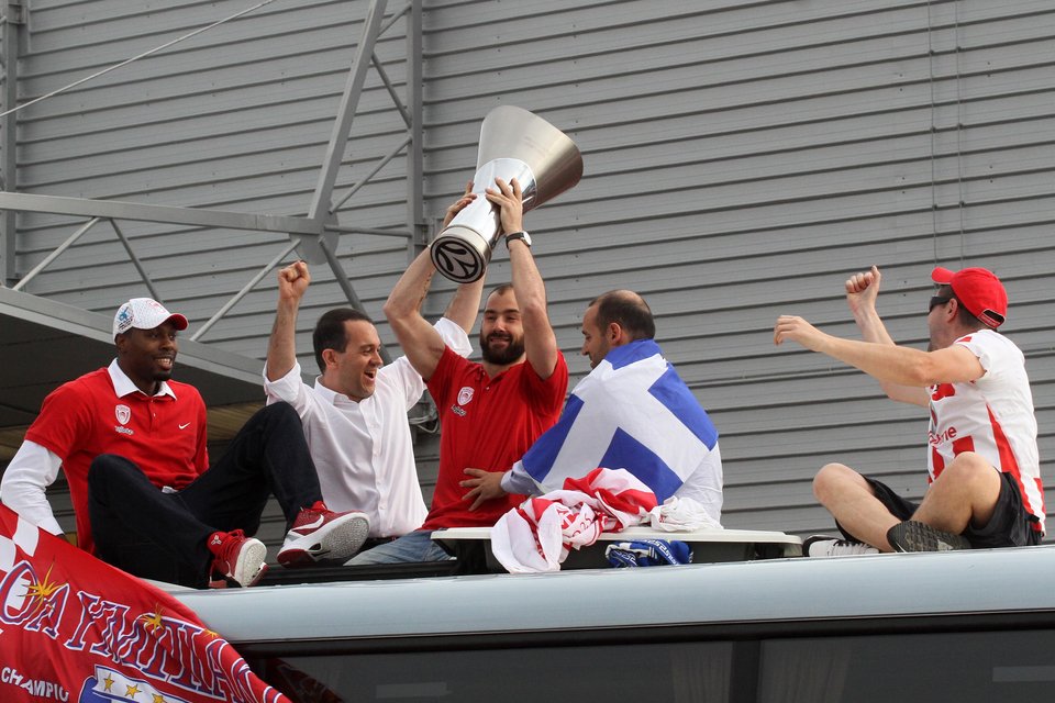 «Σεισμός» στο αεροδρόμιο για τον πρωταθλητή Ευρώπης Ολυμπιακό [εικόνες] | iefimerida.gr 0