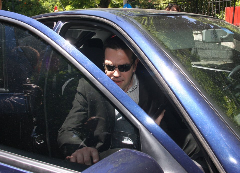 Γιατί ο Τσίπρας αναγκάστηκε να αφήσει την αγαπημένη θέση του συνοδηγού και η ομοιότητά του με τον γέρο Καραμανλή [εικόνες] | iefimerida.gr 1