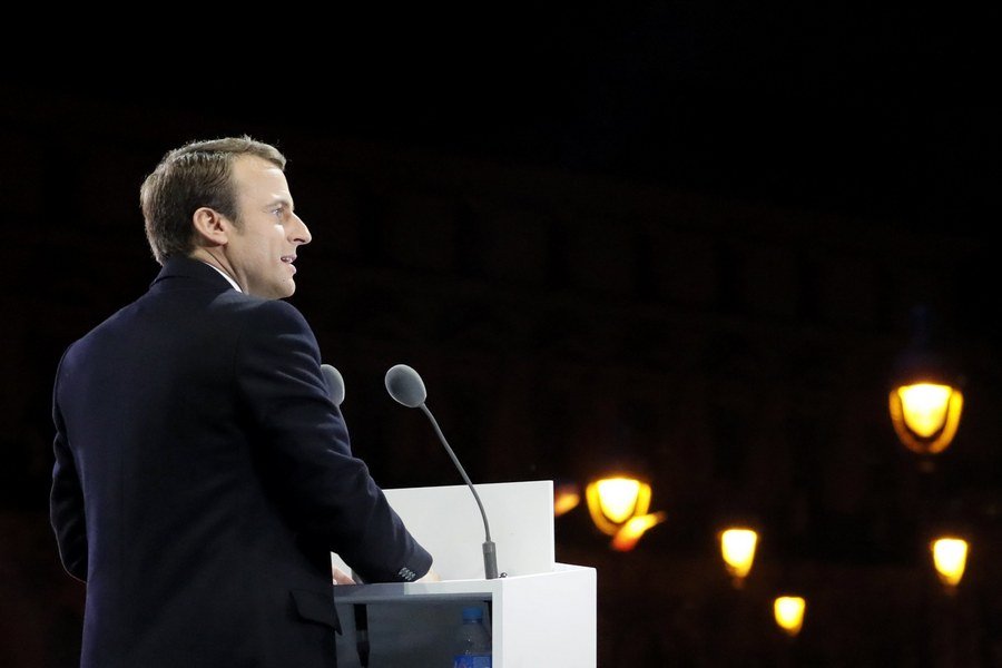 Με στιλ Μιτεράν ανέβηκε στην εξέδρα του Λούβρου ο Μακρόν -Ενθουσίασε τους οπαδούς του [εικόνες & βίντεο] | iefimerida.gr 0