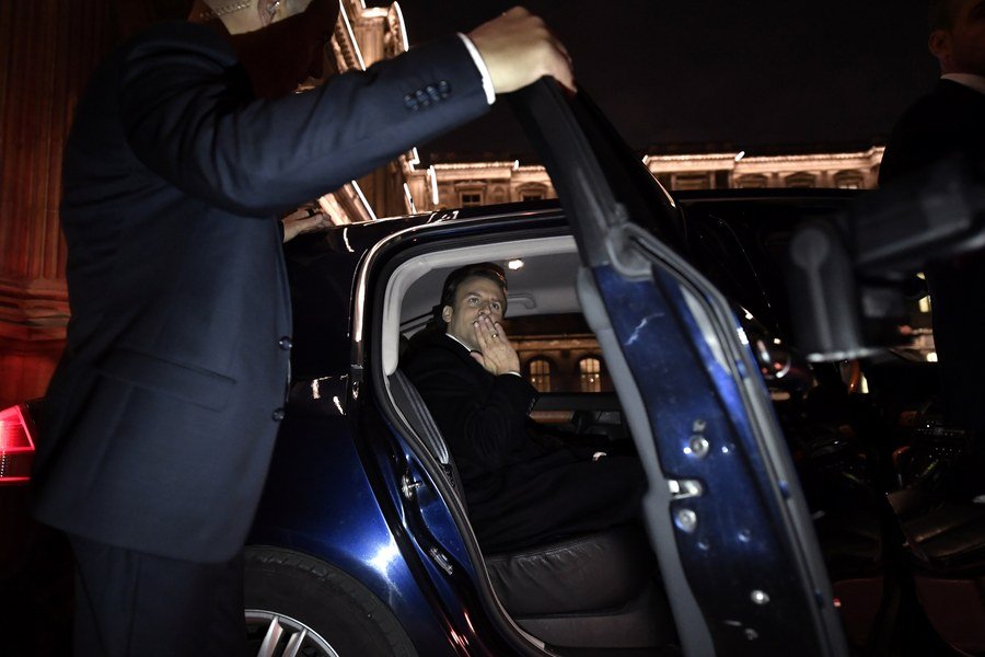 Με στιλ Μιτεράν ανέβηκε στην εξέδρα του Λούβρου ο Μακρόν -Ενθουσίασε τους οπαδούς του [εικόνες & βίντεο] | iefimerida.gr 4