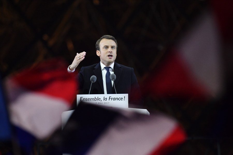 Με στιλ Μιτεράν ανέβηκε στην εξέδρα του Λούβρου ο Μακρόν -Ενθουσίασε τους οπαδούς του [εικόνες & βίντεο] | iefimerida.gr 5