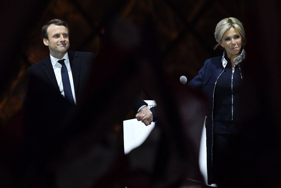 Οταν ο Μακρόν φώναξε στην εξέδρα την Μπριζίτ, τα παιδιά και τα εγγόνια [εικόνες & βίντεο] | iefimerida.gr 6