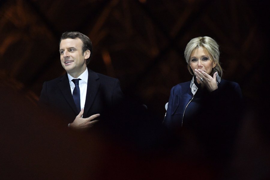 Οταν ο Μακρόν φώναξε στην εξέδρα την Μπριζίτ, τα παιδιά και τα εγγόνια [εικόνες & βίντεο] | iefimerida.gr 0