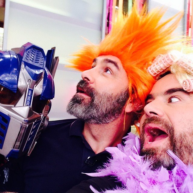 Γνωστός τηλεοπτικός σεφ με ρόλεϊ στα μαλλιά στο στούντιο λίγο πριν αρχίσει η εκπομπή[εικόνες] | iefimerida.gr 1