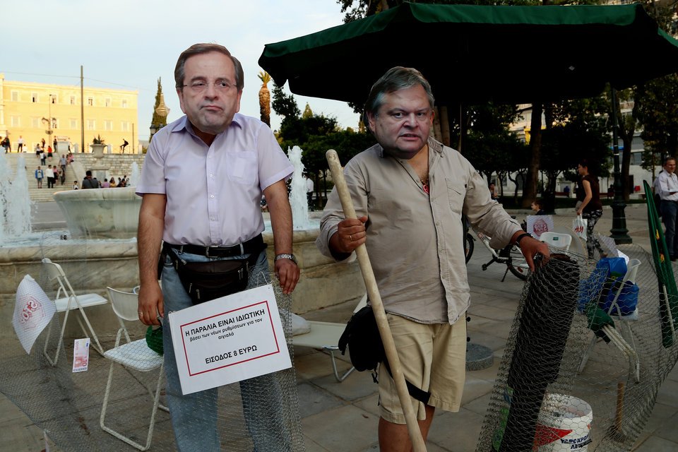 O Σαμαράς με τσαντάκι μπανάνα στη μέση και ο Βενιζέλος με βερμούδα «βγήκαν» στο Σύνταγμα [εικόνες] | iefimerida.gr 0