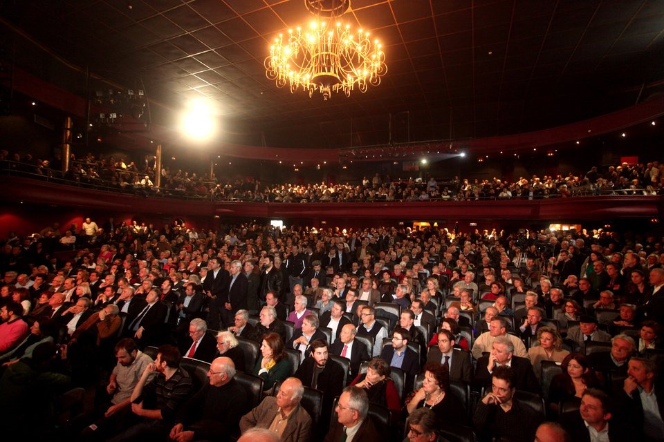 Τα νούμερα δεν βγαίνουν: Πώς χώρεσαν 3.000 άτομα σε θέατρο 750 θέσεων στην εκδήλωση των 58 [εικόνες] | iefimerida.gr 0