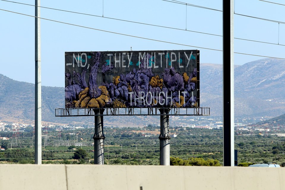 Ποίηση στην Αττική Οδό: Αγνωστοι έγραψαν απίστευτα μηνύματα στις τεράστιες διαφημιστικές πινακίδες [εικόνες] | iefimerida.gr 4