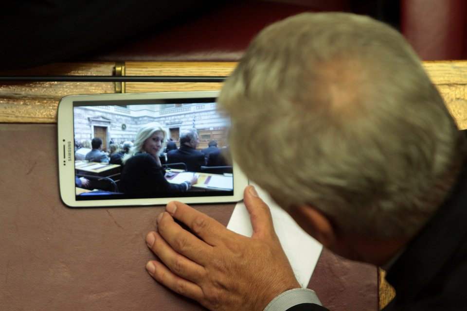 Πως περνούσε η ώρα στην κρίσιμη σημερινή ψηφοφορία στη Βουλή: Φωτογραφίζοντας και χαζεύοντας την Αννα Καραμανλή [εικόνα] | iefimerida.gr 0