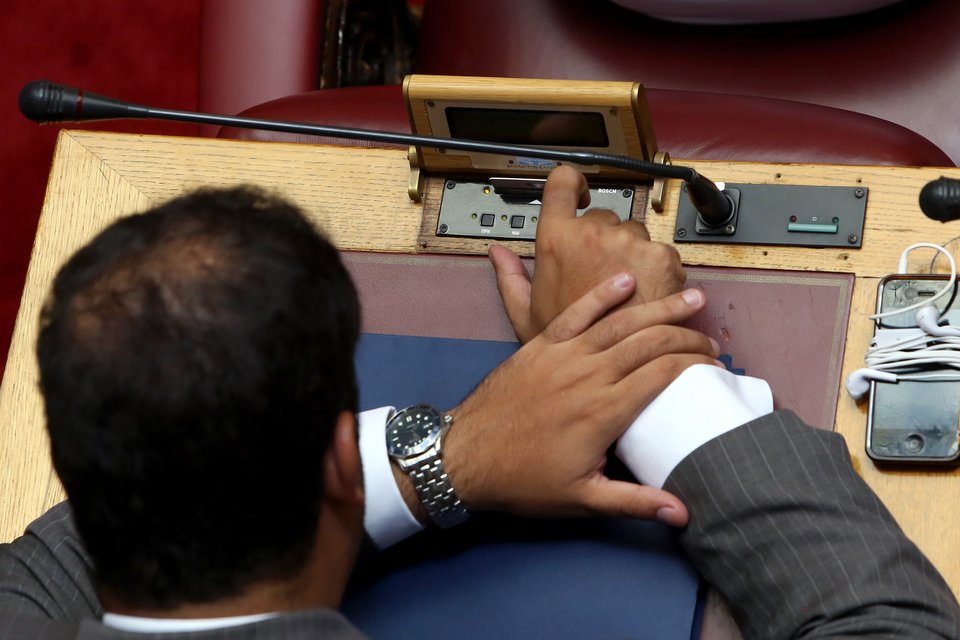 Οι βουλευτές πατούν για πρώτη φορά κουμπάκια και ψηφίζουν στη Βουλή [εικόνες] | iefimerida.gr 4