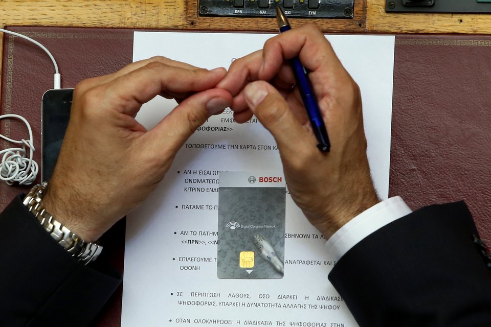 Οι βουλευτές πατούν για πρώτη φορά κουμπάκια και ψηφίζουν στη Βουλή [εικόνες] | iefimerida.gr 5