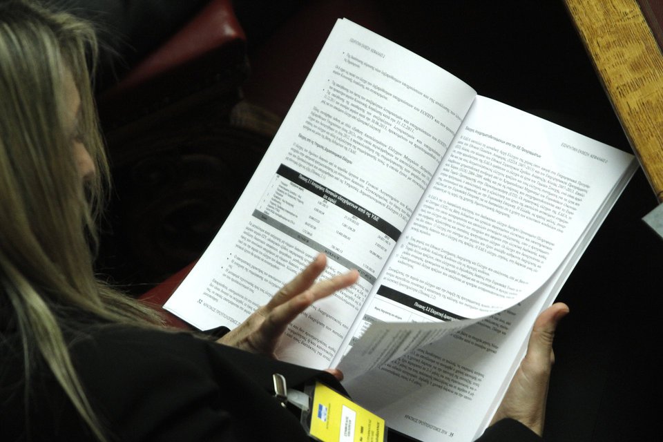 Tι διαβάζουν οι βουλευτές στη Βουλή κατά τη διάρκεια της συζήτησης για τον προϋπολογισμό; [εικόνες] | iefimerida.gr 2