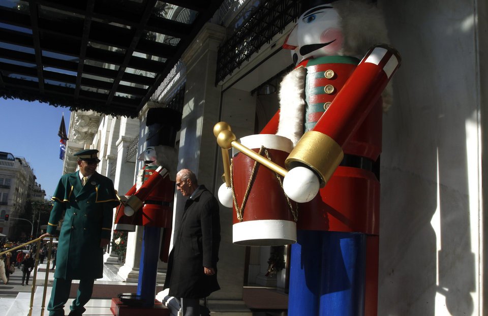 Στην οδό Βασ. Γεωργίου Α' 1 στην Αθήνα ήρθαν ήδη τα Χριστούγεννα – Στην υπόλοιπη πόλη από τις 10 Δεκεμβρίου και μετά [εικόνες] | iefimerida.gr 0