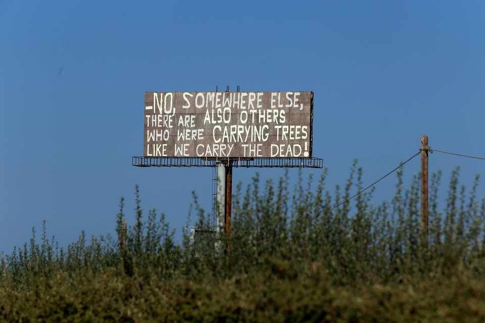 Ποίηση στην Αττική Οδό: Αγνωστοι έγραψαν απίστευτα μηνύματα στις τεράστιες διαφημιστικές πινακίδες [εικόνες] | iefimerida.gr 2