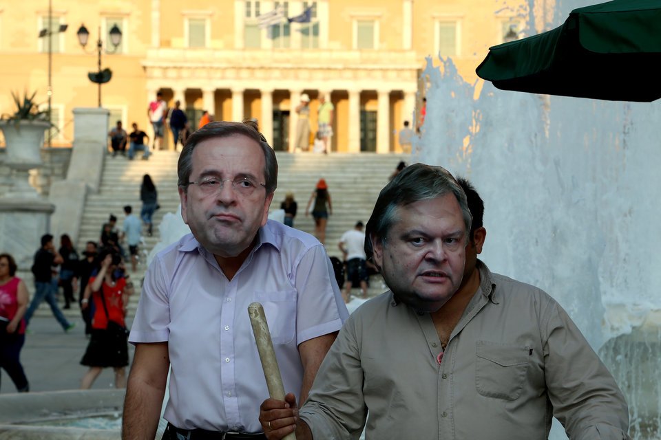 O Σαμαράς με τσαντάκι μπανάνα στη μέση και ο Βενιζέλος με βερμούδα «βγήκαν» στο Σύνταγμα [εικόνες] | iefimerida.gr 1