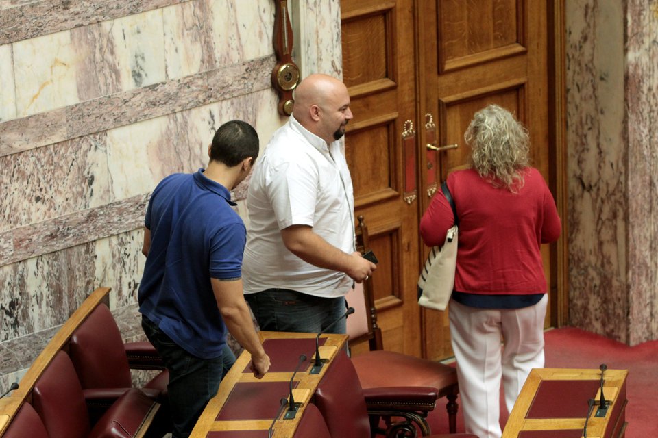 O κοκέτης Ηλίας Κασιδιάρης: Εφυγε από τη Βουλή, άλλαξε και έβαλε το καλό του το κοστούμι για να πάει στον Αρειο Πάγο [εικόνες] | iefimerida.gr 2