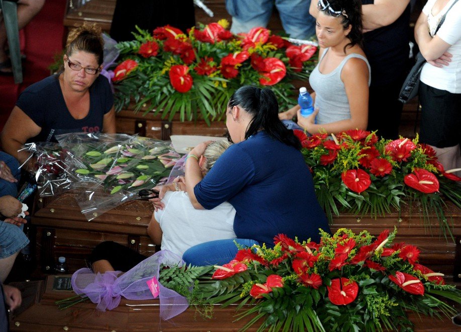 Ιταλία: 38 φέρετρα, 4.000 πολίτες για το τελευταίο αντίο, αμέτρητος ο πόνος [εικόνες]  | iefimerida.gr 6