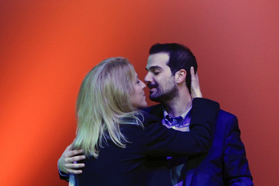 Το κόκκινο φιλί του ΣΥΡΙΖΑ, το παρολίγον τσάμικο και η ενθουσιώδης Ρένα Δούρου [εικόνες] | iefimerida.gr 0