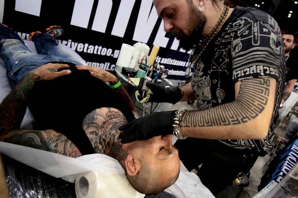 Τα σώματα με τα ομορφότερα τατουάζ της πόλης – Στο τριήμερο συνέδριο για το τατουάζ στο Φάληρο [εικόνες] | iefimerida.gr 6