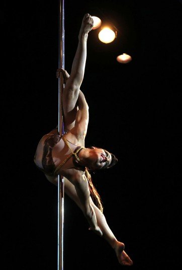 Οταν το Pole dancing γίνεται... τέχνη και άθλημα -Αψηφούν τη βαρύτητα πάνω σε ένα στύλο [εικόνες] | iefimerida.gr 17