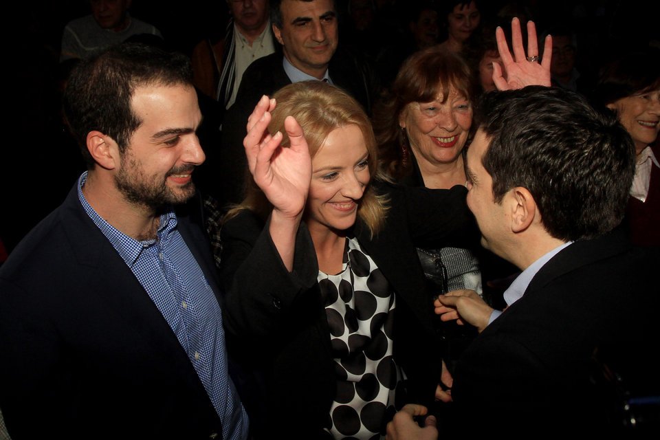 Το κόκκινο φιλί του ΣΥΡΙΖΑ, το παρολίγον τσάμικο και η ενθουσιώδης Ρένα Δούρου [εικόνες] | iefimerida.gr 1