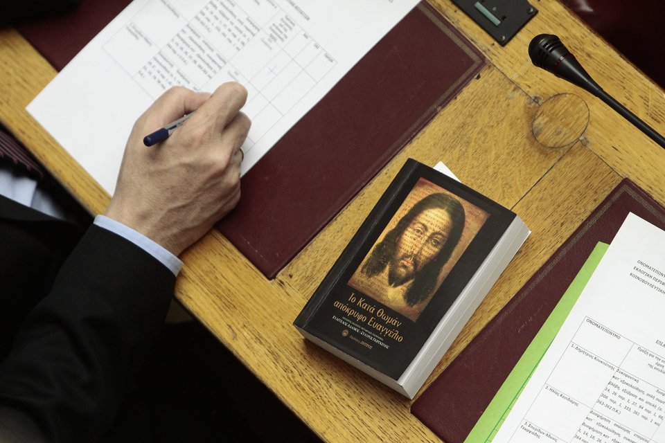 Tι διαβάζουν οι βουλευτές στη Βουλή κατά τη διάρκεια της συζήτησης για τον προϋπολογισμό; [εικόνες] | iefimerida.gr 3