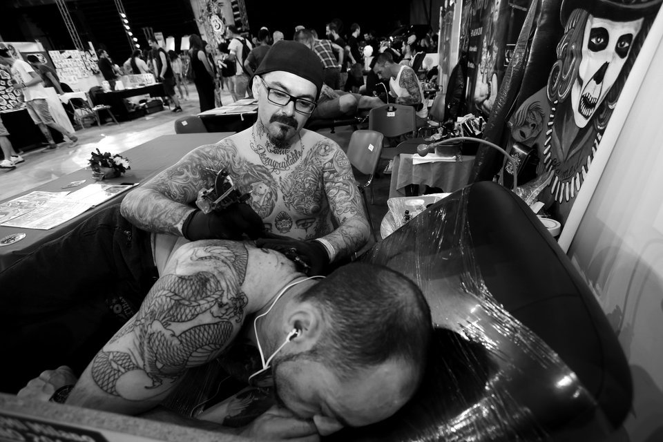 Τα σώματα με τα ομορφότερα τατουάζ της πόλης – Στο τριήμερο συνέδριο για το τατουάζ στο Φάληρο [εικόνες] | iefimerida.gr 7