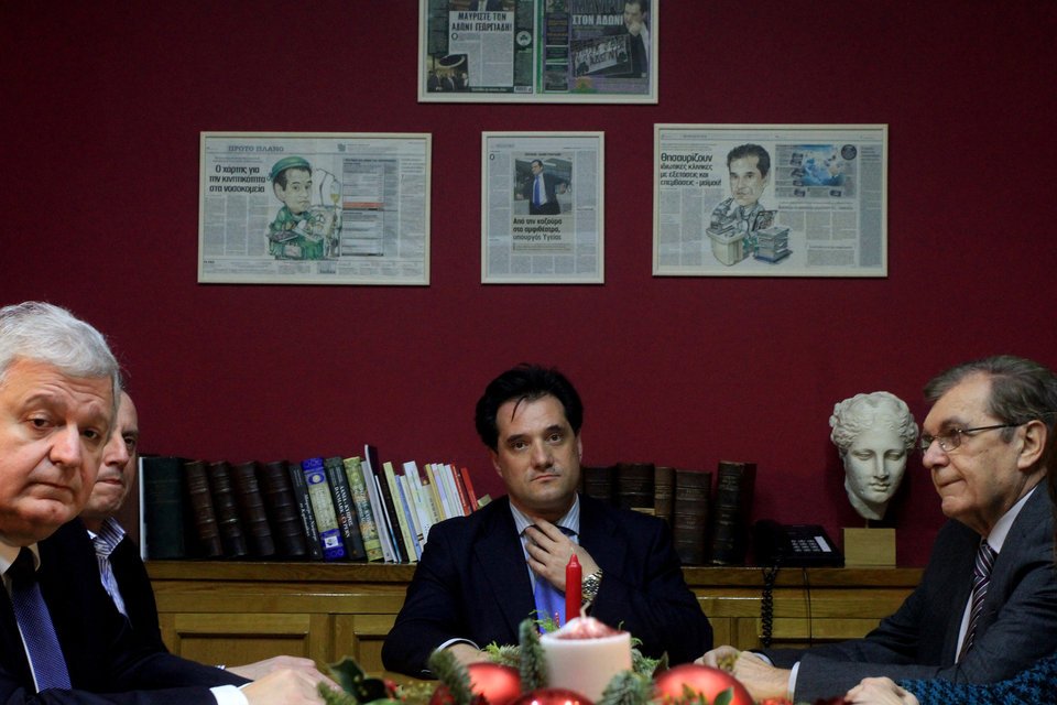 Ο Αδωνις κάνει ταπετσαρία τα δημοσιεύματα που τον αφορούν [εικόνες] | iefimerida.gr 0