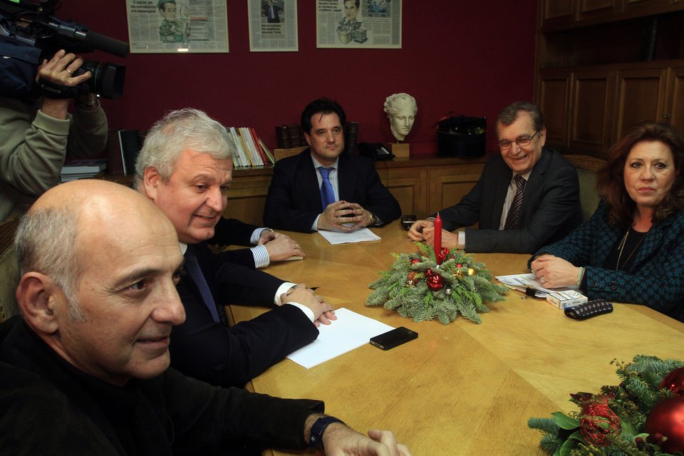 Ο Αδωνις κάνει ταπετσαρία τα δημοσιεύματα που τον αφορούν [εικόνες] | iefimerida.gr 1