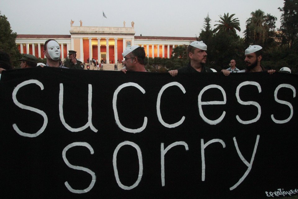 Success Sorry: Με αυτό το σύνθημα και μάσκες υποδέχθηκαν τον Σαμαρά στο Αρχαιολογικό Μουσείο [εικόνες] | iefimerida.gr 0