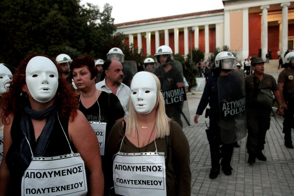 Success Sorry: Με αυτό το σύνθημα και μάσκες υποδέχθηκαν τον Σαμαρά στο Αρχαιολογικό Μουσείο [εικόνες] | iefimerida.gr 1