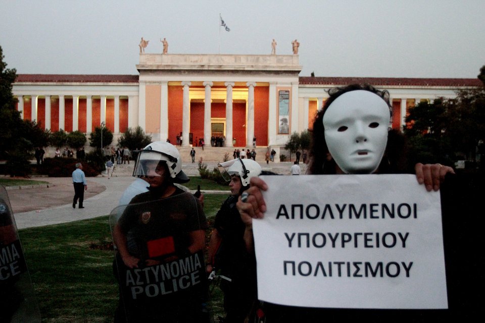 Success Sorry: Με αυτό το σύνθημα και μάσκες υποδέχθηκαν τον Σαμαρά στο Αρχαιολογικό Μουσείο [εικόνες] | iefimerida.gr 3