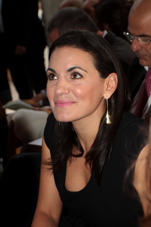 H Nτόρα Μπακογιάννη αδυνάτισε, κυκλοφορεί με χαλαρό σινιόν, μαυρισμένη και με smoky eyes [εικόνες] | iefimerida.gr 2