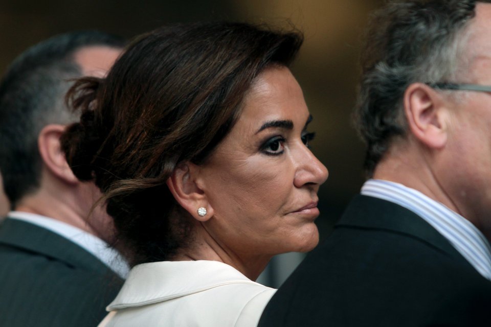 H Nτόρα Μπακογιάννη αδυνάτισε, κυκλοφορεί με χαλαρό σινιόν, μαυρισμένη και με smoky eyes [εικόνες] | iefimerida.gr 0