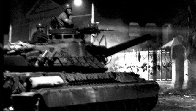 Η στιγμή που το τανκ έριξε την πόρτα του Πολυτεχνείου: Συγκλονιστική μαρτυρία του μοναδικού φωτογράφου που βρισκόταν εκεί [βίντεο] | iefimerida.gr 0