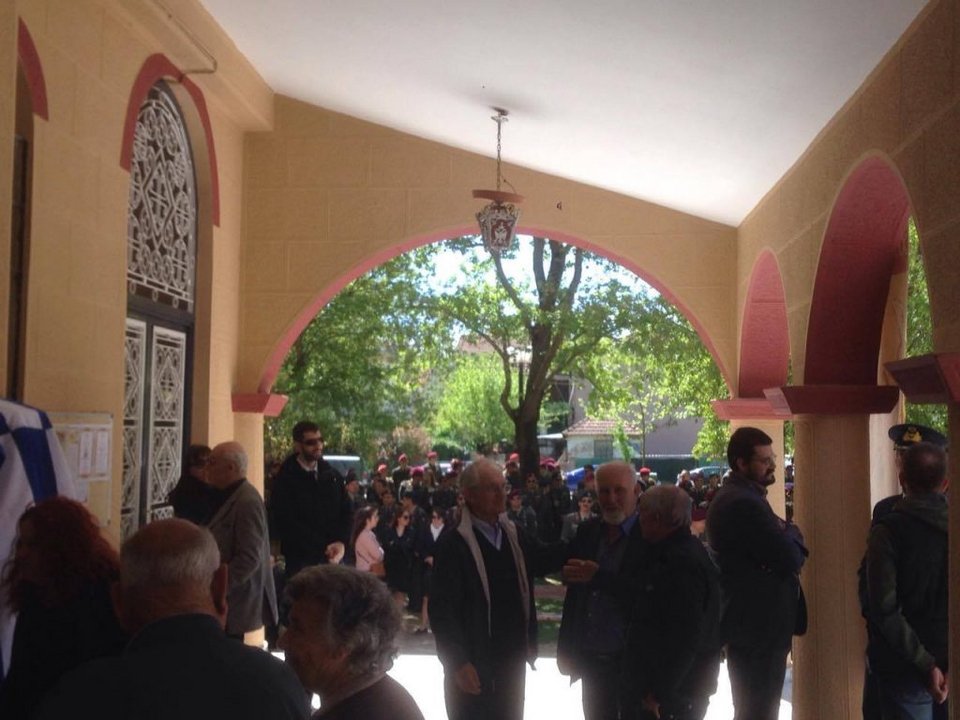 Θρήνος στην κηδεία του χειριστή του μοιραίου στρατιωτικού ελικοπτέρου [εικόνες] | iefimerida.gr 19