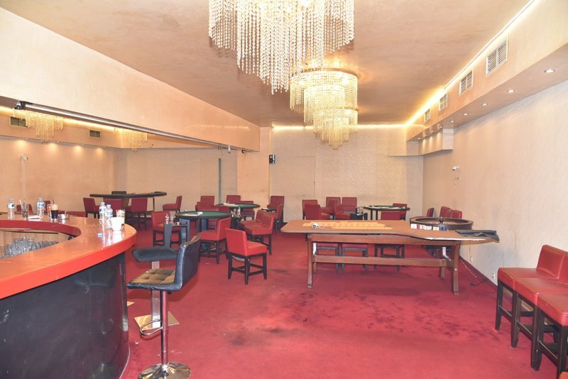 Λουκέτο σε «ναό» του παράνομου τζόγου στην Αττική – Τέσσερις συλλήψεις [εικόνες] | iefimerida.gr 1