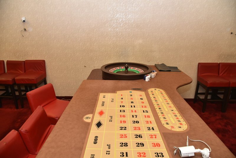 Λουκέτο σε «ναό» του παράνομου τζόγου στην Αττική – Τέσσερις συλλήψεις [εικόνες] | iefimerida.gr 2