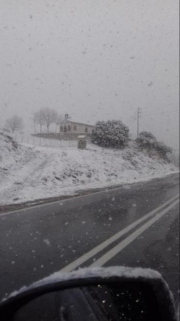 Τέλη Απριλίου και χιονίζει στα Καλάβρυτα! [εικόνες] | iefimerida.gr 1
