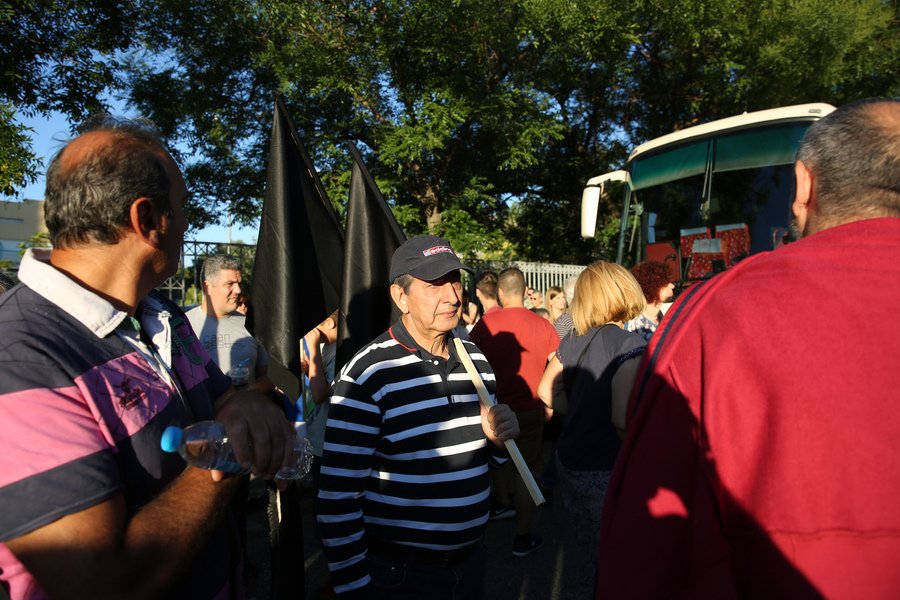 «Ανοχή τέλος, δώστε λύση τώρα» -Συγκέντρωση οργής κατοίκων του Μενιδίου με μαύρες σημαίες [εικόνες] | iefimerida.gr 3