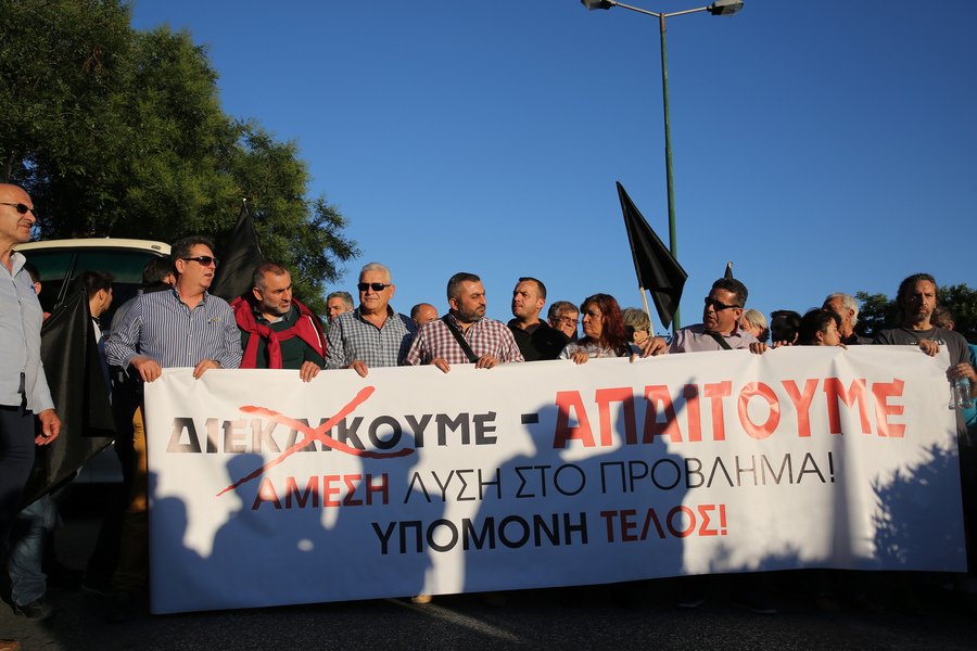 «Ανοχή τέλος, δώστε λύση τώρα» -Συγκέντρωση οργής κατοίκων του Μενιδίου με μαύρες σημαίες [εικόνες] | iefimerida.gr 4